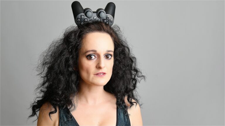 Sooz Kempner: Y2K Woman ★★★★